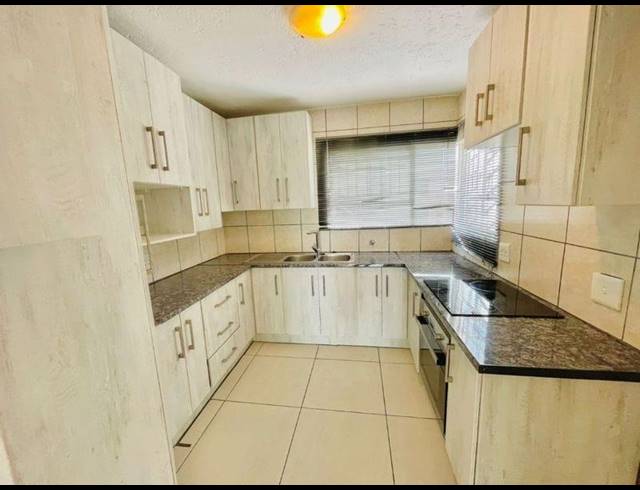 2 BEDROOM TOWNHOUSE FOR SALE IN GLENVISTA